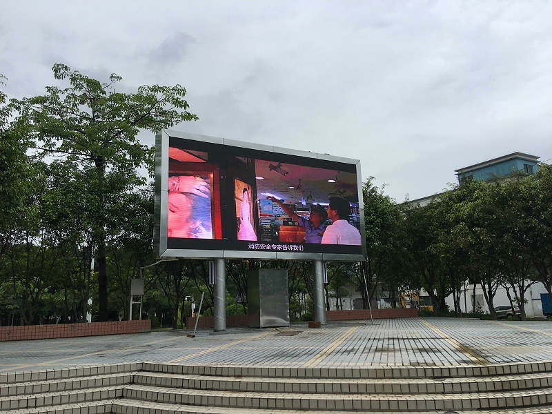 如何使用電腦連接遠(yuǎn)程控制室外LED顯示屏系統(tǒng)？