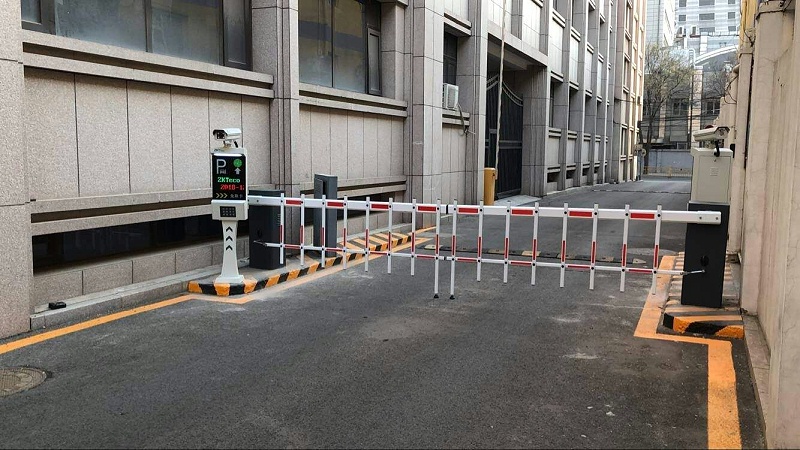 小區(qū)車輛出入管理系統(tǒng)，實現(xiàn)人員及車輛出入管理無人化